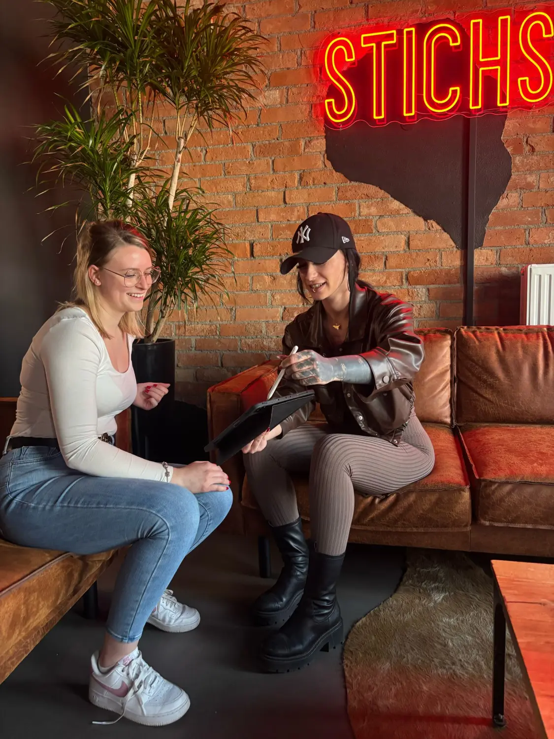 Zwei Mädchen sitzen von Stichstelle Tattoo